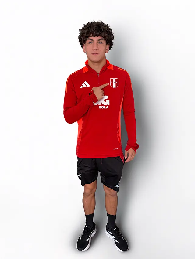 Jose Segura first callup to Peru, pose with training jacket