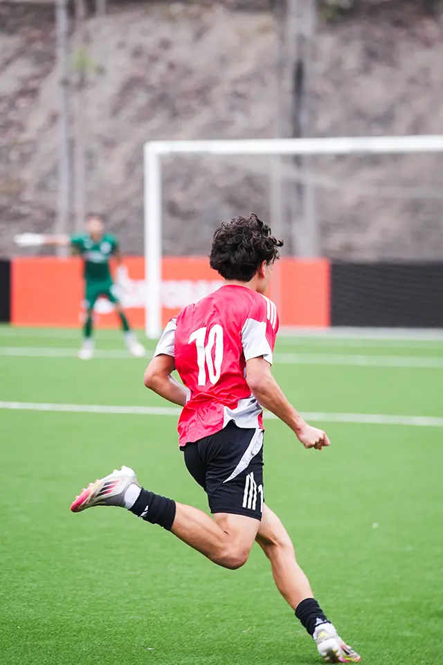 Jose Segura first tournament with Peru, match vs Cruz Azul CF, back shot running