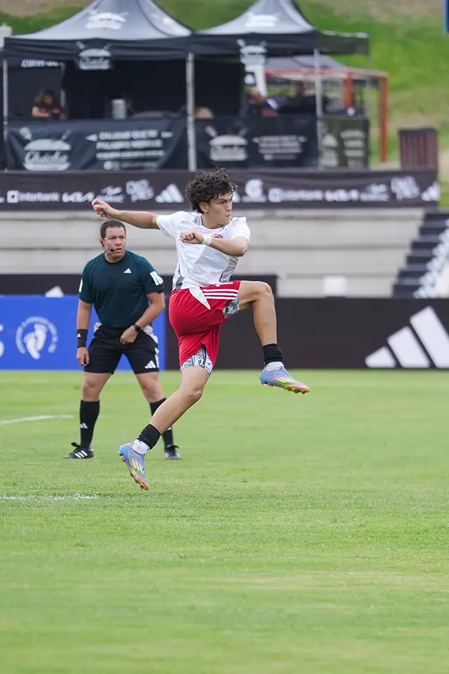 Jose Segura first tournament with Peru, vs Universidad de Chile, kicking and scoring a penalty