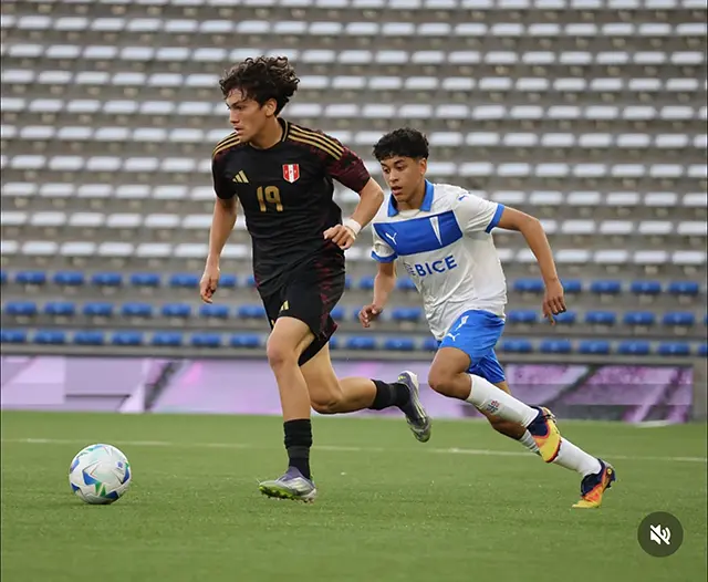 Jose Segura Peruvian National U17 Team call-up to compete in the Copa UC, dribbling in a match vs Universidad Católica U17